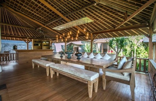 Banjar Semer Villa | Villa Sylvia de 5 dormitorios, vista al campo de arroz, jacuzzi y jardines, Canggu