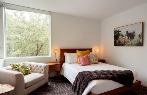 Greenway Plaza-Upper Kirby Casa | Rice Village Retreat - Rooftop deck - Sleeps 12