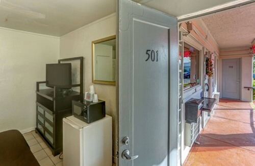 Hollywood Lakes Hotel | Richard's Hotel