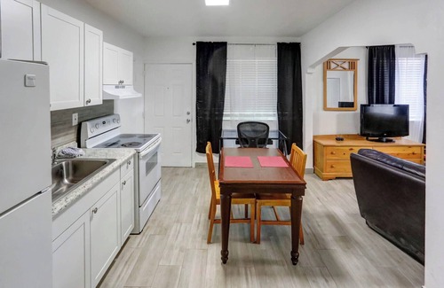 Hollywood Lakes Apartamento | Richards Motel Courtyard