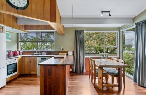 Nukuhau Casa | Richards - Spacious, charming, private and cosy, with Spa Bath and large outdoor deck
