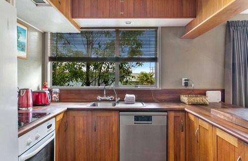 Nukuhau Casa | Richards - Spacious, charming, private and cosy, with Spa Bath and large outdoor deck