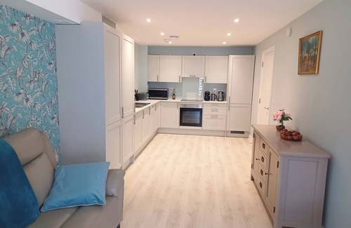 Herne Bay Cabaña | Richmond Cottage - Brand New 4BR. Holiday Home with Pool Table and Free Parking!