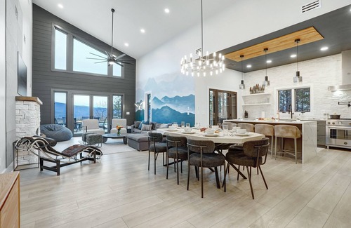 The Peaks at Lake Lure Casa | Ridgeline: Luxe Views, Heated Pool & Hot Tub Oasis + 6 Hole Putting Green