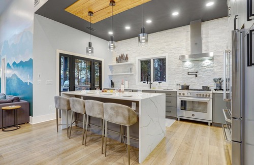 The Peaks at Lake Lure Casa | Ridgeline: Luxe Views, Heated Pool & Hot Tub Oasis + 6 Hole Putting Green