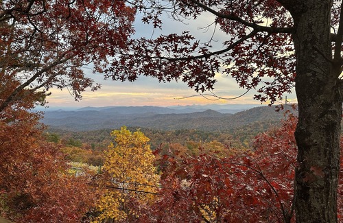 Lenoir Casa | Ridgeline Retreat: Cozy Home with Amazing Mountain Views! Pet Friendly