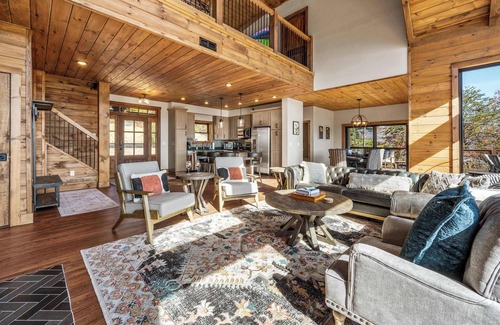 Sevierville Cabina | Ridgetop Cabin Retreat w Pool, Hot tub & Theater