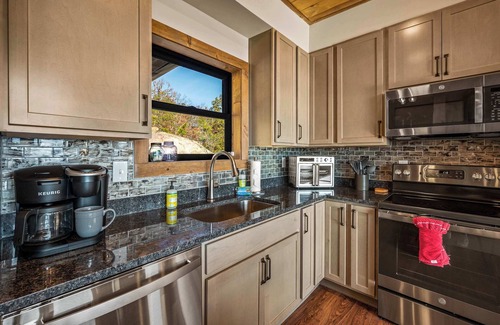 Sevierville Cabina | Ridgetop Cabin Retreat w Pool, Hot tub & Theater