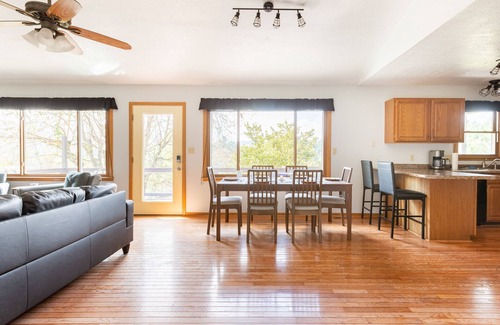 Burnsville Cabaña | Ridgetop Retreat near Asheville, Hot Tub & Views!