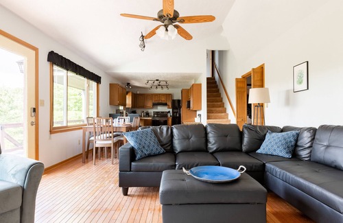 Burnsville Cabaña | Ridgetop Retreat near Asheville, Hot Tub & Views!