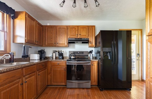 Burnsville Cabaña | Ridgetop Retreat near Asheville, Hot Tub & Views!