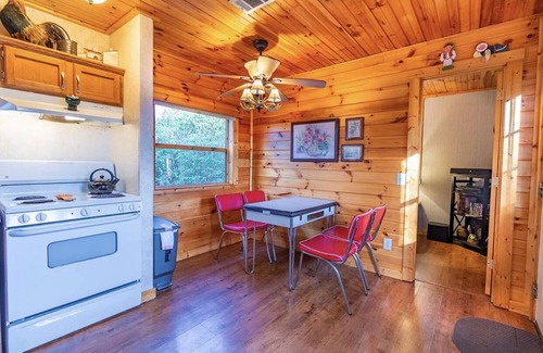 Bryson City Cabina | Ridgetop Retreat with Mountain View & Hot Tub! Unit 3 BrysonCity! GSMR!