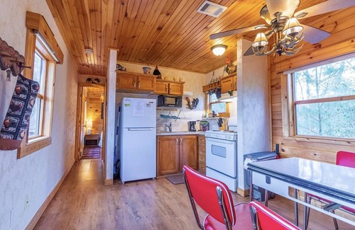 Bryson City Cabina | Ridgetop Retreat with Mountain View & Hot Tub! Unit 3 BrysonCity! GSMR!