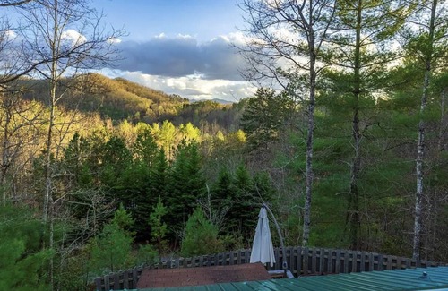 Bryson City Cabina | Ridgetop Retreat with Mountain View & Hot Tub! Unit 3 BrysonCity! GSMR!
