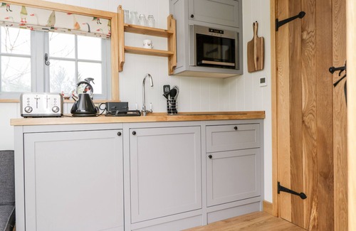 Uffington Cabaña | RIDGEWAY, pet friendly, with open fire in Uffington