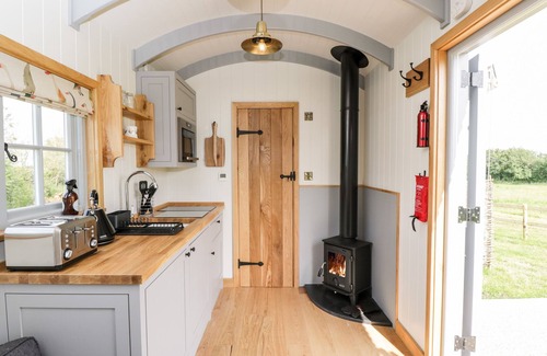 Uffington Cabaña | RIDGEWAY, pet friendly, with open fire in Uffington