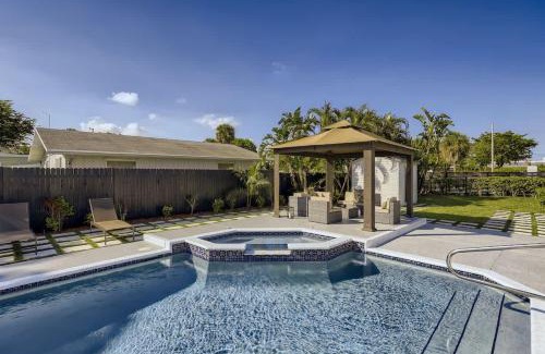 West Palm Beach Casa | Ridgeway Villa - Revel in Sunlit Living with Backyard Gazebo & Pool