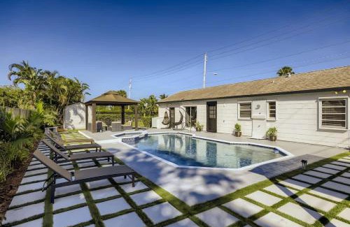 West Palm Beach Casa | Ridgeway Villa - Revel in Sunlit Living with Backyard Gazebo & Pool