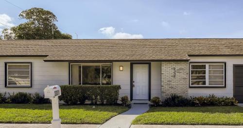 West Palm Beach Casa | Ridgeway Villa - Revel in Sunlit Living with Backyard Gazebo & Pool