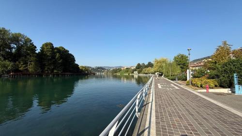 Sarnico Apartamento | Rifugio Elegante a due passi dal Lago - Free Wifi Giardino e AC