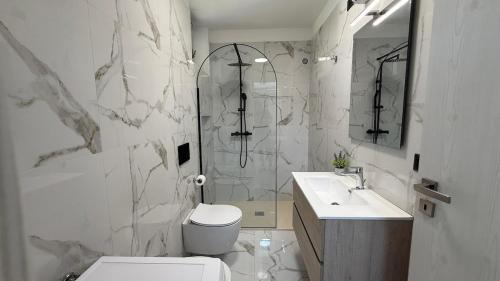 Sarnico Apartamento | Rifugio Elegante a due passi dal Lago - Free Wifi Giardino e AC