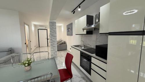 Sarnico Apartamento | Rifugio Elegante a due passi dal Lago - Free Wifi Giardino e AC