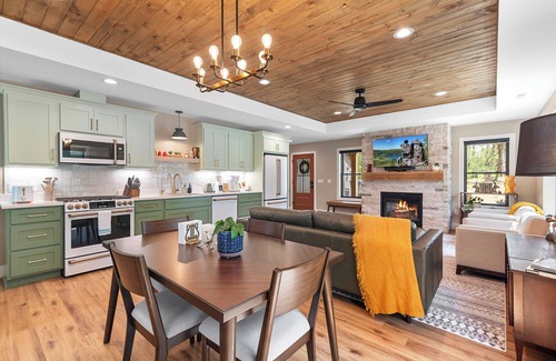 Wisconsin Dells Cabina | Rifugio Graziella, King Bed, Hot Tub, Sauna, Soaking Tub, Fireplace, EV+, Luxury