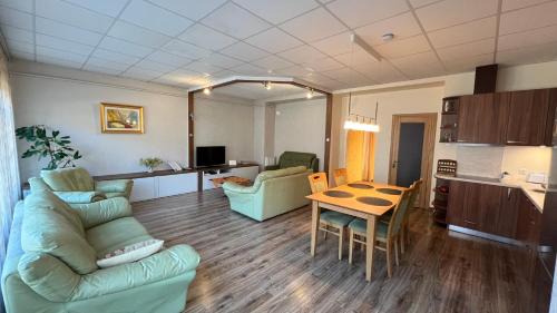 Valmiera Apartamento | RIGA street Apartment 54 entire house