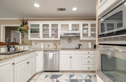 Midland Casa | Right At Home- Midland Santiago Dreams w/ man cave, two large yards xtra parking