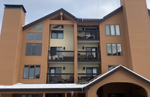 Killington Condominio | Right at the base of Pico, elevator building, Ski In Ski Out!
