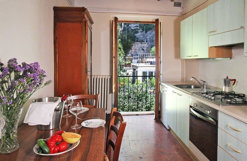 Montepulciano Apartamento | Justo en el centro de Montepulciano. Apartamentos en palacio antiguo con vista y jardín