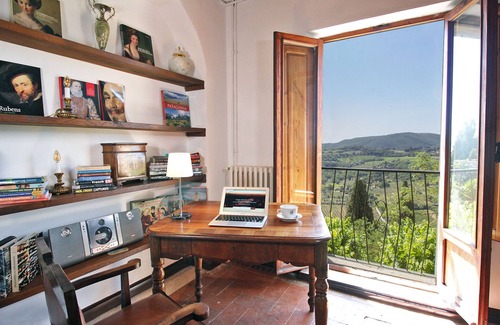 Montepulciano Apartamento | Justo en el centro de Montepulciano. Apartamentos en palacio antiguo con vista y jardín