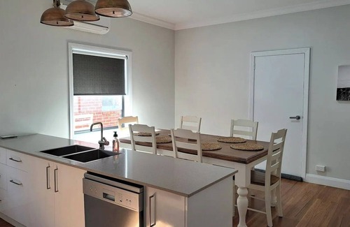 East Tamworth Apartamento | Right in the Heart of Tamworth's Hustle & Bustle!