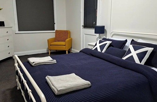 East Tamworth Apartamento | Right in the Heart of Tamworth's Hustle & Bustle!