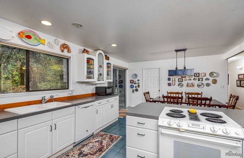 Blue River Casa | Right on the McKenzie - Pickleball Court