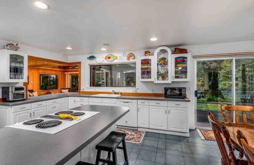 Blue River Casa | Right on the McKenzie - Pickleball Court