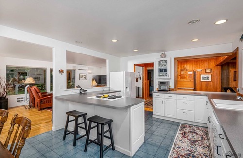 Blue River Casa | Right on the McKenzie - Pickleball Court