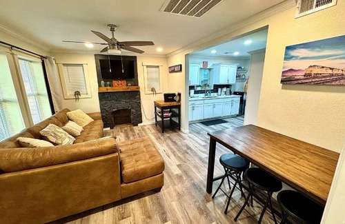 Encanto Casa | Rileys 10 minute walk to Arizona State Fairgrounds
