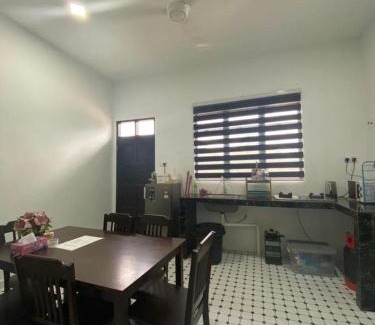 Manir Casa | Rina Homestay 2
