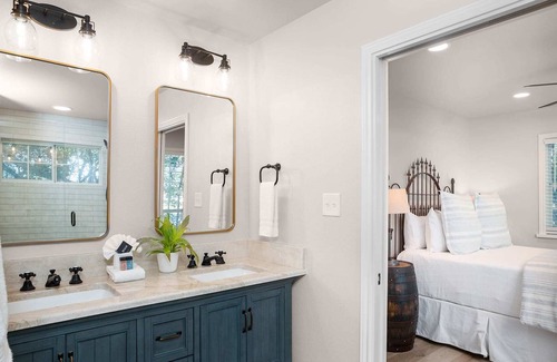 Stonewall Apartamento | M Haus Loft, riverfront, hot tub & near wineries!