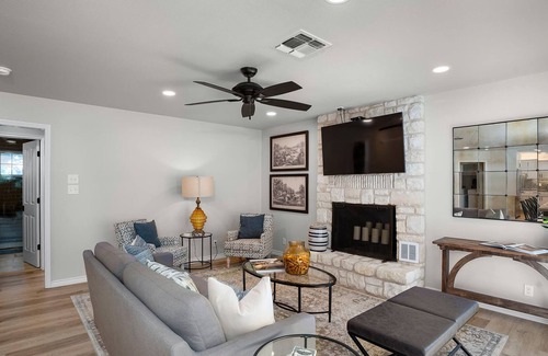 Stonewall Apartamento | M Haus Loft, riverfront, hot tub & near wineries!