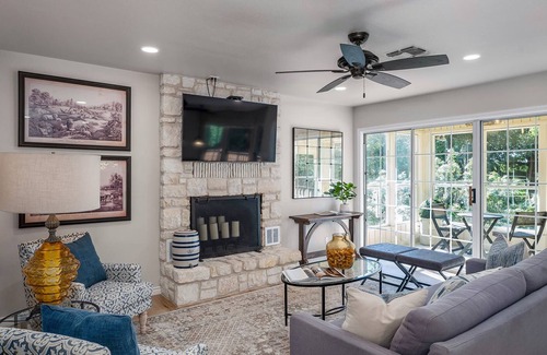 Stonewall Apartamento | M Haus Loft, riverfront, hot tub & near wineries!