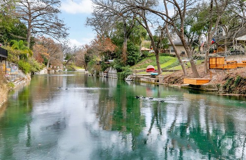 New Braunfels Casa | River Condo Next to Schlitterbahn Water Park!