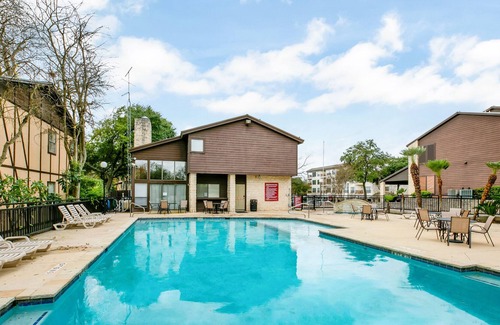 New Braunfels Casa | River Condo Next to Schlitterbahn Water Park!