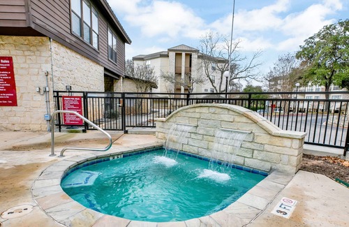 New Braunfels Casa | River Condo Next to Schlitterbahn Water Park!