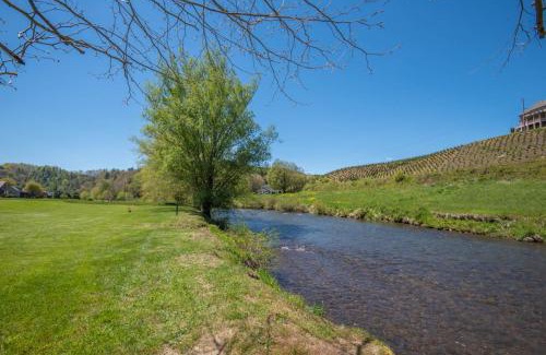 Fleetwood Casa | River Access, VIEWS, Sleeps 8, Fire Pit
