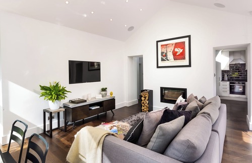 Bowland Bridge Cabaña | RIVER BARN, luxury holiday cottage, with open fire in Town End