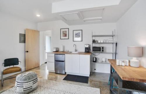Black Pearl Casa | River Breeze Quiet & Modern Black Pearl Apartment