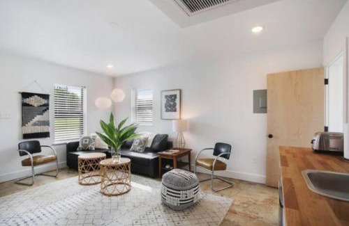 Black Pearl Casa | River Breeze Quiet & Modern Black Pearl Apartment