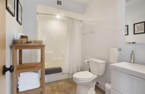 Black Pearl Casa | River Breeze Quiet & Modern Black Pearl Apartment